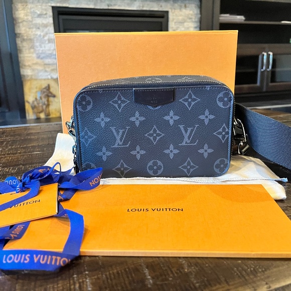 Louis Vuitton Alpha Wearable Wallet - Picture 1 of 10